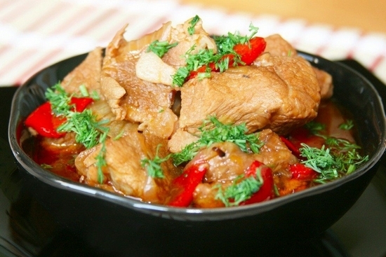 Schweinefleischgulasch mit Soße und ohne: Rezepte für Multicooker Redmond und andere 10