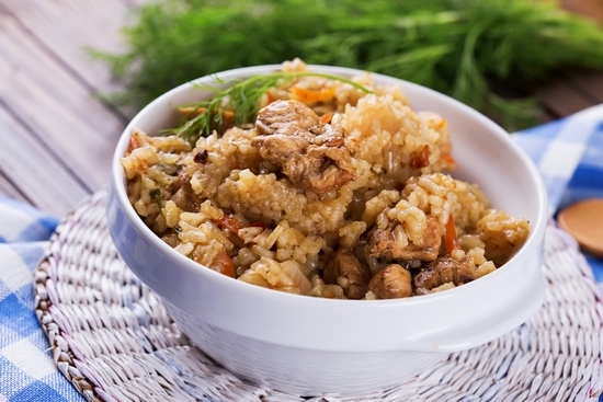 Wie man krümelig Pilaf mit Huhn, Schweinefleisch in Multicooker Redmond und Technik anderer Marken kocht? 02