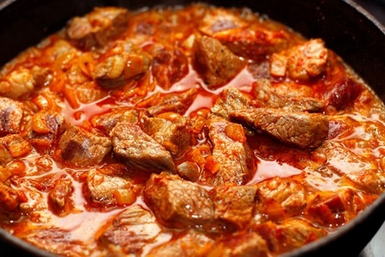 Schweinefleischgulasch mit Soße und ohne: Rezepte für Multicooker Redmond und andere 11