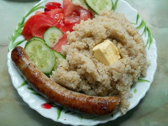 Wie es richtig ist und lecker ist, einen Bump-Brei auf Milch, auf Wasser, in einem Topf und einem langsamen Herd zu kochen? 01