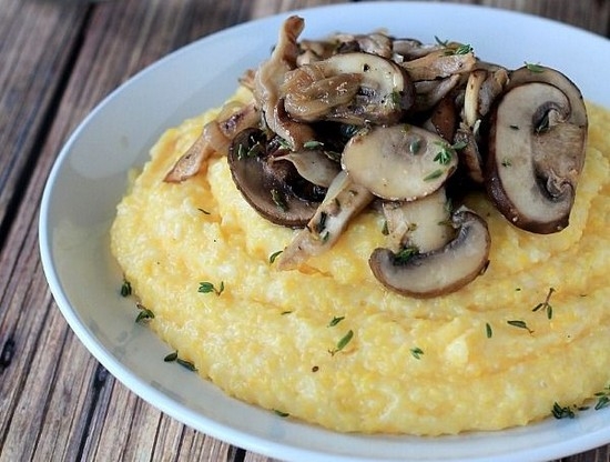 Maisbrei in einem langsamen Kocher: Rezepte, die auf Milch und Wasser kochen 02