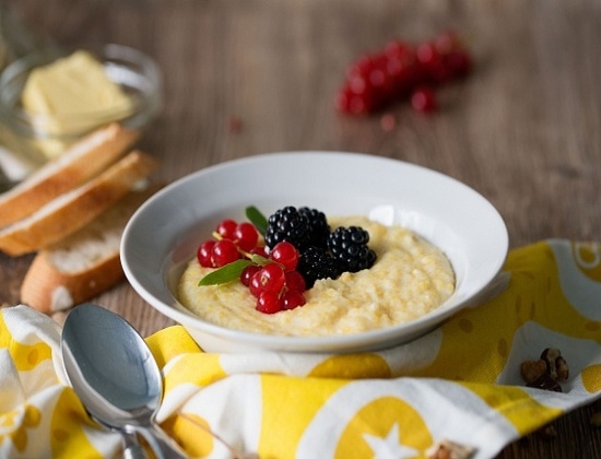 Maisbrei in einem langsamen Kocher: Rezepte, die auf Milch und Wasser kochen 03