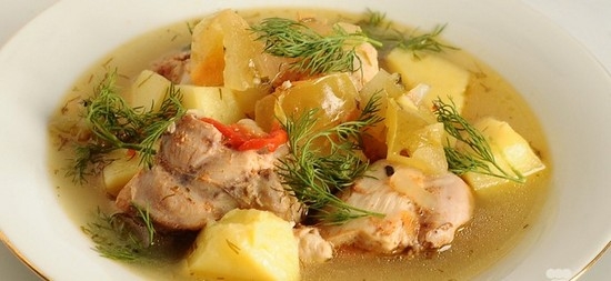 Huhn mit Kartoffeln in einem langsamen Kocher: Kochen von Rezepten mit Kohl und Pilzen 01