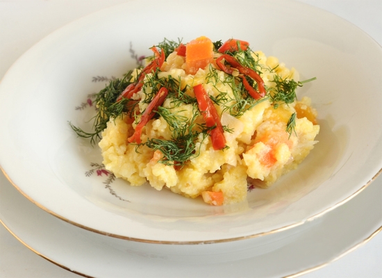 Maisbrei in einem langsamen Kocher: Rezepte, die auf Milch und Wasser kochen 10