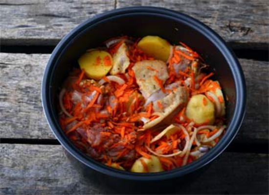 Huhn mit Kartoffeln in einem langsamen Kocher: Kochen von Rezepten mit Kohl und Pilzen 05