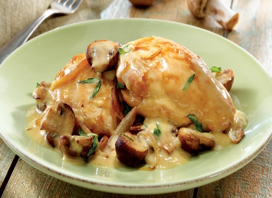 Huhn mit Kartoffeln in einem langsamen Kocher: Kochen von Rezepten mit Kohl und Pilzen 07