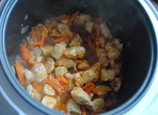 Hühnerfilet in einem langsamen Kocher: Kochen von Rezepten mit Kartoffeln, Gemüse und Pilzen 19