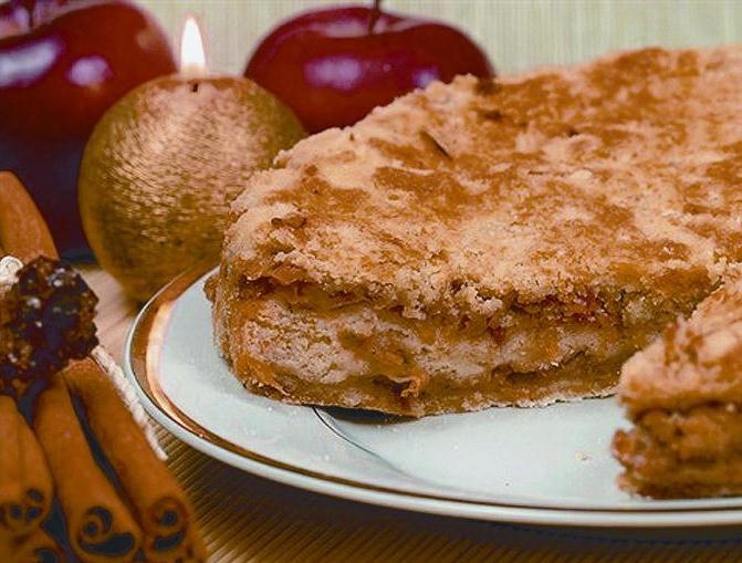 Pie in einem langsamen Kocher mit Äpfeln. Appetitliche Rezepte und Merkmale des Kochens 05