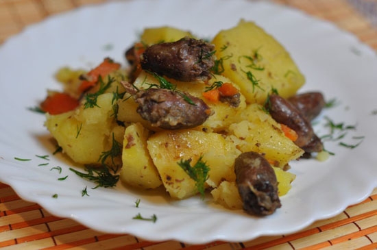 Herzen Huhn in einem Multicooker Redmond mit Kartoffeln, in Sauerrahm - Rezepte mit Fotos 05