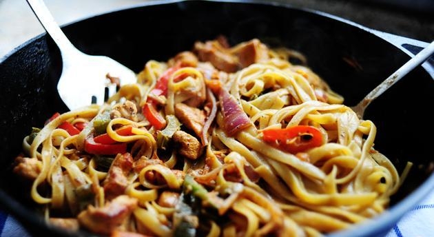 Spaghetti in einem langsamen Kocher: Wie man kocht? Vorbereitung von Spaghetti in Multicooker Redmond mit Lachs und Sahne 01