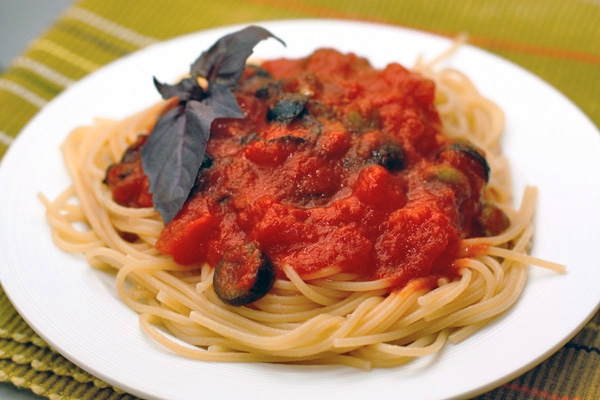 Spaghetti in einem langsamen Kocher: Wie man kocht? Vorbereitung von Spaghetti in Multicooker Redmond mit Lachs und Sahne 02