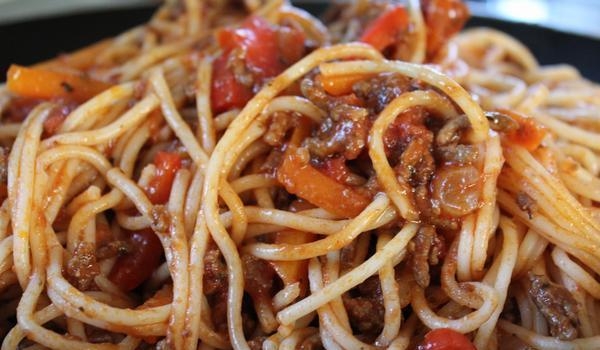 Spaghetti in einem langsamen Kocher: Wie man kocht? Vorbereitung von Spaghetti in Multicooker Redmond mit Lachs und Sahne 03