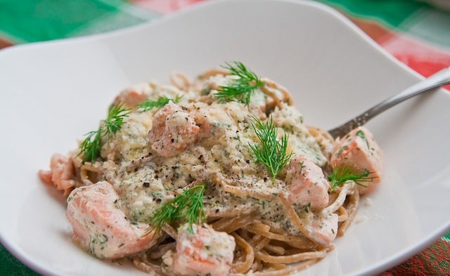 Spaghetti in einem langsamen Kocher: Wie man kocht? Vorbereitung von Spaghetti in Multicooker Redmond mit Lachs und Sahne 04