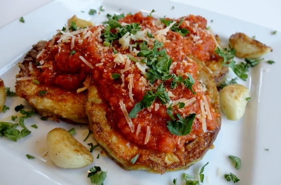 Auberginen gebraten mit Knoblauch und Tomaten, anderem Gemüse, Käse, Mayonnaise 01