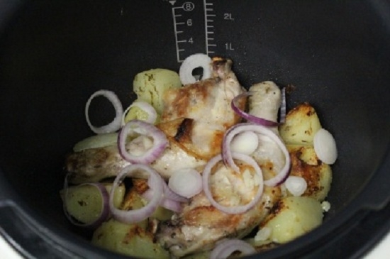 Braten Sie in einem Multicooker von Huhn mit Kartoffeln: Rezepte mit Fotos 10