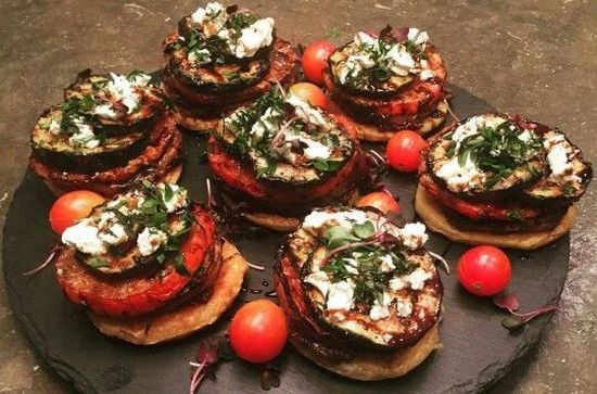 Auberginen gebraten mit Knoblauch und Tomaten, anderem Gemüse, Käse, Mayonnaise 11