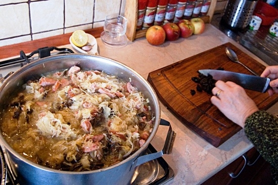 Traditioneller Bigus des frischen Kohls. Große Rezepte mit Kartoffeln, Wurst, Reis 05