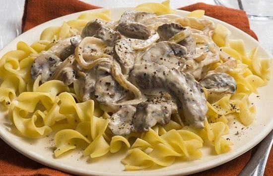 Beefstroganov aus Rindfleisch, Schweinefleisch, Hühnerleber mit Sauerrahm 08