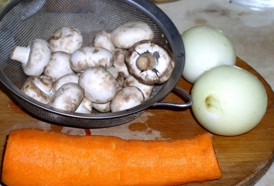 Buchweizen in mehr Waren mit Hackfleisch, mit Schweinefleisch im Ofen und Multicooker 05