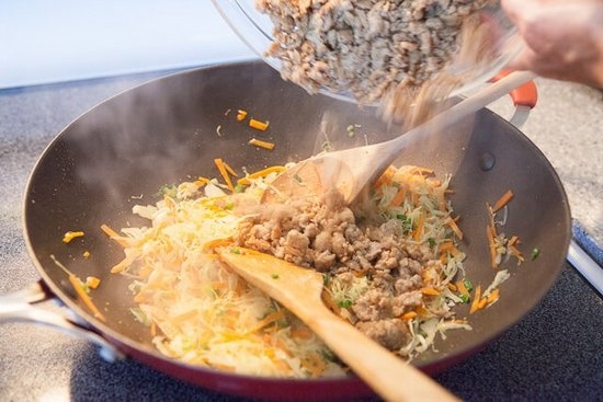 Buchweizen in mehr Waren mit Hackfleisch, mit Schweinefleisch im Ofen und Multicooker 06