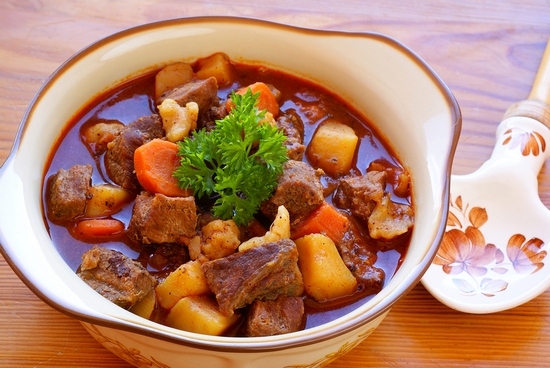 Gulasch von Rindfleisch mit Rindergraße: Bereiten Sie köstliche Fleischgerichte in eine Pfanne und in einem langsamen Herd 01