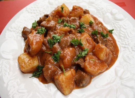 Gulasch von Rindfleisch mit Rindergraße: Bereiten Sie köstliche Fleischgerichte in eine Pfanne und in einem langsamen Herd 02