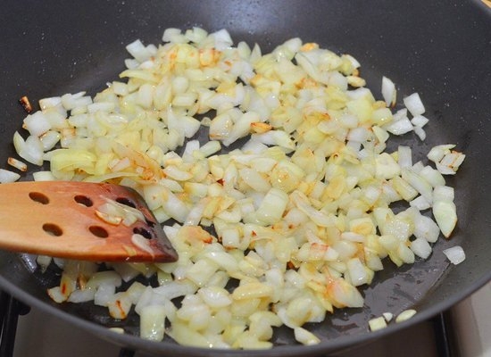 Gulasch von Rindfleisch mit Rindergraße: Bereiten Sie köstliche Fleischgerichte in eine Pfanne und in einem langsamen Herd 03