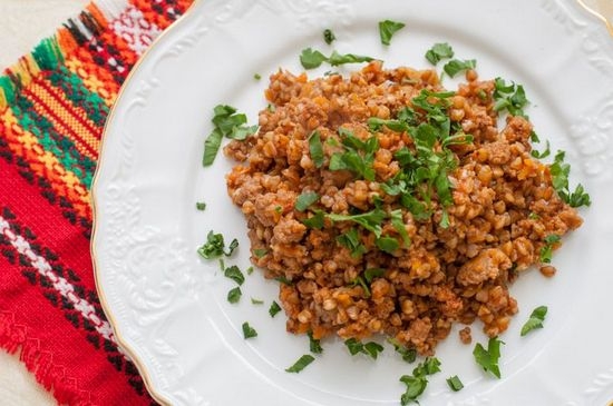 Buchweizen in mehr Waren mit Hackfleisch, mit Schweinefleisch im Ofen und Multicooker 10