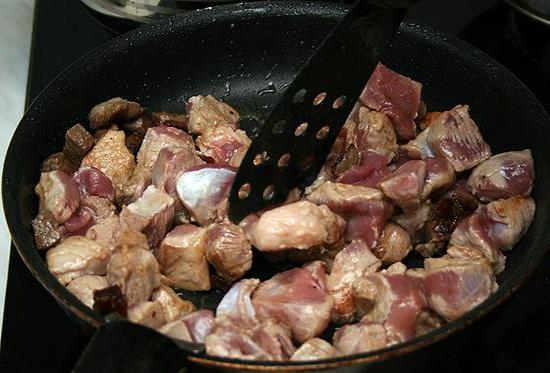 Gulasch von Rindfleisch mit Rindergraße: Bereiten Sie köstliche Fleischgerichte in eine Pfanne und in einem langsamen Herd 04