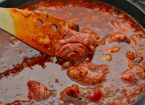 Gulasch von Rindfleisch mit Rindergraße: Bereiten Sie köstliche Fleischgerichte in eine Pfanne und in einem langsamen Herd 06