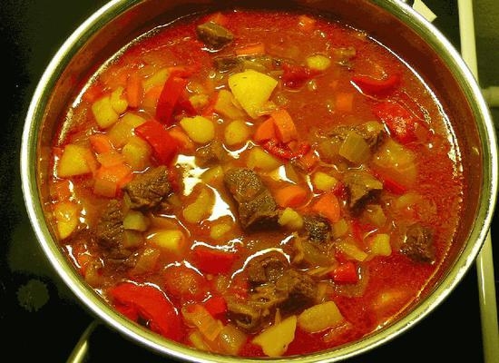 Gulasch von Rindfleisch mit Rindergraße: Bereiten Sie köstliche Fleischgerichte in eine Pfanne und in einem langsamen Herd 07