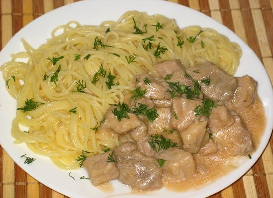 Gulasch von Rindfleisch mit Rindergraße: Bereiten Sie köstliche Fleischgerichte in eine Pfanne und in einem langsamen Herd 08