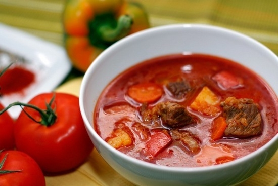 Gulasch von Rindfleisch mit Rindergraße: Bereiten Sie köstliche Fleischgerichte in eine Pfanne und in einem langsamen Herd 09