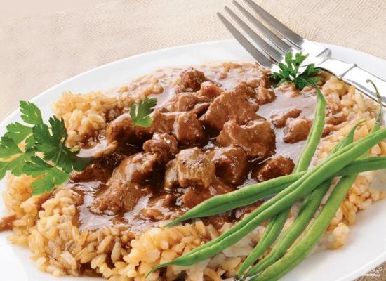 Gulasch von Rindfleisch mit Rindergraße: Bereiten Sie köstliche Fleischgerichte in eine Pfanne und in einem langsamen Herd 10