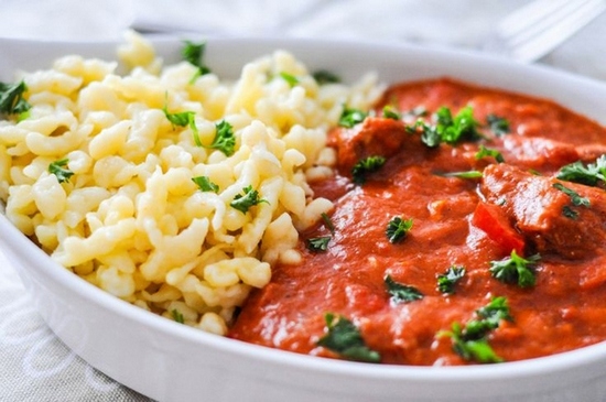 Gulasch von der Leber des Rindfleischs mit der Soße: beste Rezepte mit Fotos 11