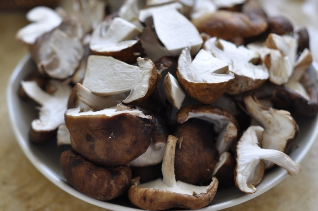 So reinigen Sie Champignons vor dem Kochen, und müssen Sie sie vorprozessen? 02