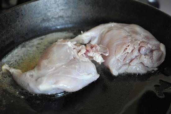 Wie man schnell und köstlich ein Kaninchen in einer Pfanne in den Kessel und den Backofen vorbereitet? 07