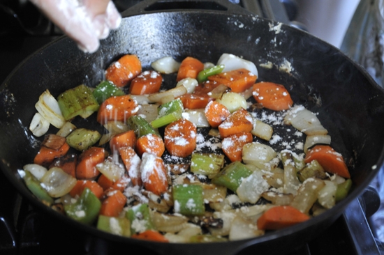 Wie man schnell und köstlich ein Kaninchen in einer Pfanne in den Kessel und den Backofen vorbereitet? 09