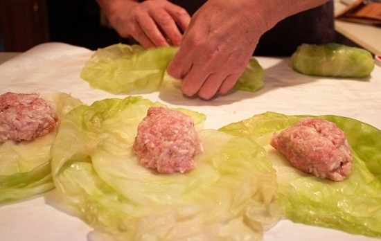 Wie man Kohl aus Kohl herstellt: die besten Rezepte des Kochens mit Hackfleisch und Reis 06