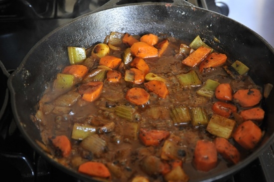 Wie man schnell und köstlich ein Kaninchen in einer Pfanne in den Kessel und den Backofen vorbereitet? 10