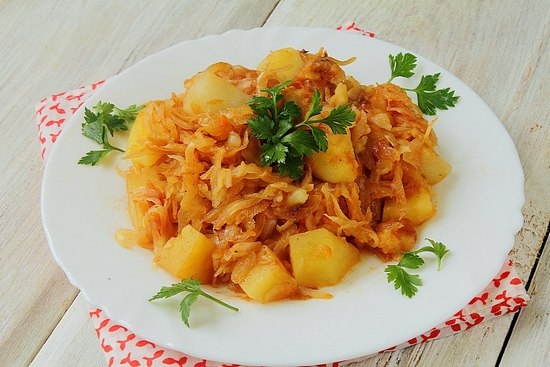 Wie man Kohl in eine Bratpfanne auszutreten - Weiß, Farbe, Kohlkohl mit Kartoffeln, mit Fleisch? 01