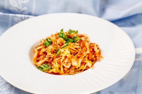 Wie man Kohl in eine Bratpfanne auszutreten - Weiß, Farbe, Kohlkohl mit Kartoffeln, mit Fleisch? 02