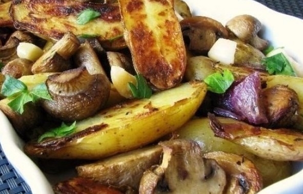 Wie braten Sie Kartoffeln mit Pilzen in einer Pfanne? Kartoffelkoch-Rezepte mit Champignons, Butters und weißen Pilzen 01