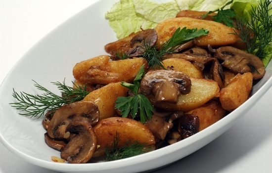 Wie braten Sie Kartoffeln mit Pilzen in einer Pfanne? Kartoffelkoch-Rezepte mit Champignons, Butters und weißen Pilzen 02