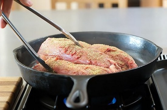 Wie man Fleisch in einer Pfanne braten: Rezepte mit Zwiebeln, mit Kartoffeln, Fleischstücken, Kochen auf einer Grillbratpfanne 02