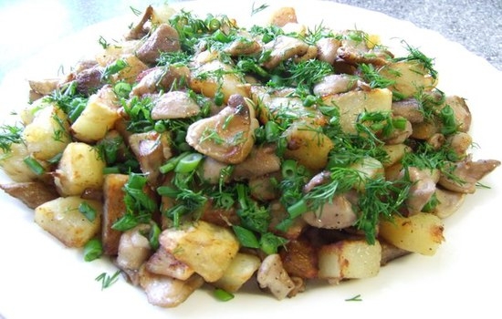 Wie braten Sie Kartoffeln mit Pilzen in einer Pfanne? Kartoffelkoch-Rezepte mit Champignons, Butters und weißen Pilzen 11