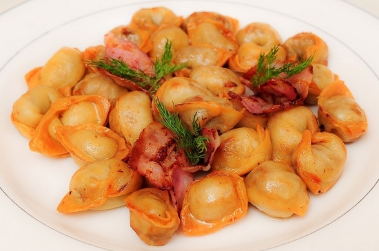 Wie man Knödel in einem Bratpfanne lecker und rechts braten? Wie viele Frittenknödel in der Zeit? 01