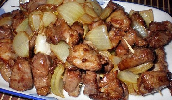 Wie man Fleisch in einer Pfanne braten: Rezepte mit Zwiebeln, mit Kartoffeln, Fleischstücken, Kochen auf einer Grillbratpfanne 04