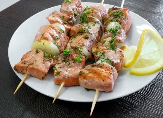 Wie man Schweinefleisch in einer Pfanne braten, so dass es saftig und lecker passiert? Rezepte zum Kochen von Kebabs und Koteletts 13