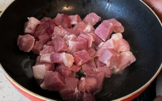 Wie man ein köstliches Schweinefleisch-Gulasch vorbereitet: Rezepte mit Soße, in einem langsamen Kocher und anderen 04